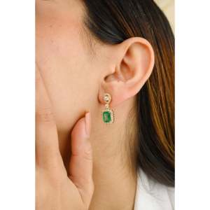 Boucles d'oreilles pendantes en or 18 carats avec émeraudes et accents de diamants - Product Image 6