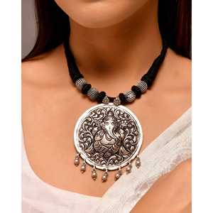 Collier pendentif fin en argent Meera Jaipur Ganesha Chitai - Product Image 1