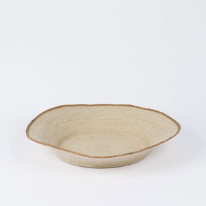 Panier de rangement ovale en fibres végétales tressées au design élégant avec poignées en cuir, bac de rangement rustique multi-usages - Product Image 2