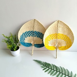 Éventails portables en feuilles de palmier sur mesure, prix usine, haute qualité, bambou naturel, éventails à main. - Product Image 2
