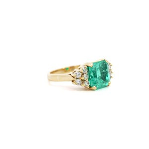 Anillo de compromiso clásico para mujer de oro macizo de 18 quilates con gema de corte esmeralda y detalles de diamantes redondos brillantes - Product Image 2