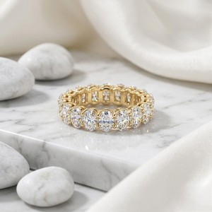Bague éternité ovale sertie de pierres de 7,50 carats au total - Product Image 1
