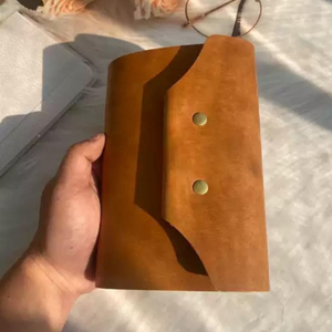 Carnet de notes vintage en cuir véritable fait main, à trois volets, avec pochette pour stylo, bouton-pression, tannage végétal, rechargeable, 7x5 pouces, pour le bureau - Product Image 5
