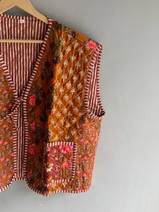 Chaleco Acolchado de Algodón con Estampado de Patchwork para Mujer, Chaqueta sin Mangas con Cuello Abotonado, Estilo Veraniego, Estampado a Mano, Reversible, REGALO PARA ELLA - Product Image 3