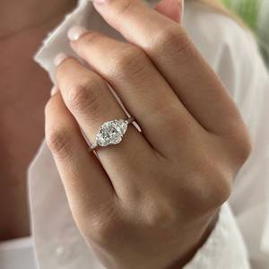 Bague à trois pierres en diamant ovale de 1,4 carat cultivé en laboratoire, diamants demi-lune, certifiée IGI - Product Image 1