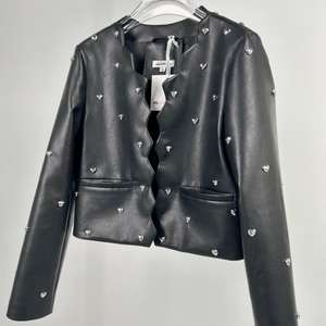 เสื้อแจ็คเก็ตหนังผู้หญิงแบบครอปประดับหัวใจ  สามารถเลือกสีและขนาดได้  แฟชั่นคอวี  เสื้อโค้ทหนัง PU สั้น - Product Image 2