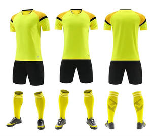 Ensemble de maillot et short de football personnalisé en polyester respirant pour homme, options multicolores unisexes pour adultes - Product Image 1