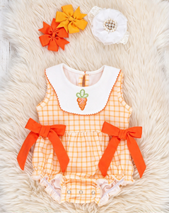 Robe trapèze sans manches en coton 100% à carreaux orange avec broderie carotte et nœuds pour cheveux, tenue printemps-été-automne pour filles - Product Image 3