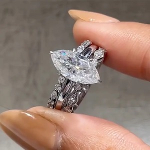 Anillo de Compromiso con Halo Oculto de Moissanita Corte Marquesa 925 en Plata de Ley con Baño de Oro, 4.0 Quilates, Color D, Claridad VVS, para Mujer - Product Image 4