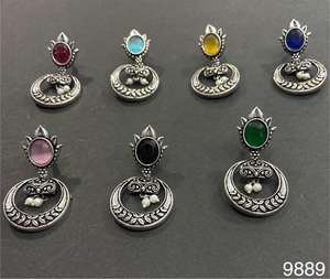 Navaratri ทำด้วยมือแบบคลาสสิกออกซิไดซ์ต่างหูตะขอสังเคราะห์แบบพิเศษเยอรมันโบราณสีเงิน - Product Image 4