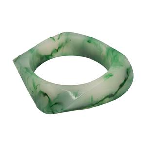 Brazalete Ancho de Resina Verde Intenso y Negro con Patrón en Espiral, Brazalete Acrílico Hecho a Mano, Joyería de Moda Brillante para Mujer - Product Image 4