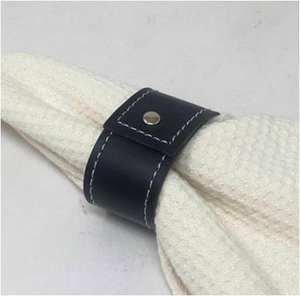 Anneaux de serviette modernes en cuir bleu tressé faits à la main, motif couronne en osier, rivets dorés, durables et écologiques, vente en gros. - Product Image 5