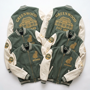เสื้อแจ็คเก็ต Letterman แบบขายส่ง สีเบอร์กันดี ทำจากผ้าขนสัตว์ แต่งลายปัก Global Navigation Bloom & Grow Rose Trellis สีชมพูอมเทา พร้อมหนังสีชมพูอ่อน - Product Image 6