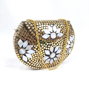 Elegante Bolso de Hombro de Metal con Incrustaciones de Madreperla y Patrón Circular, Accesorio Hecho a Mano para Fiestas Nocturnas - Product Image 1