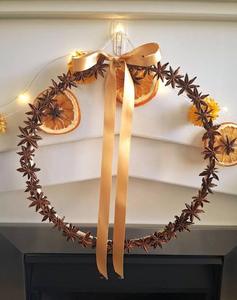 Corona Rústica Hecha a Mano con Anís Estrellado y Naranja Seca con Cinta Dorada, Flores Decorativas Navideñas, Corona Redonda sin Luces - Product Image 1