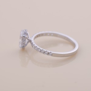 Bague de fiançailles et de mariage en or 14 carats avec halo caché en diamant de laboratoire de taille ovale certifié IGI et bande pavée - Product Image 3