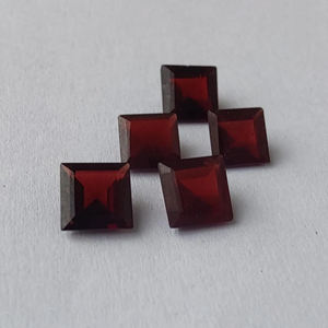 Gema de Granate Natural AAA+ con Corte Facetado y Calibrado en Forma Cuadrada |   Piedras Sueltas para Joyería, Disponibles en Todos los Tamaños - Product Image 1