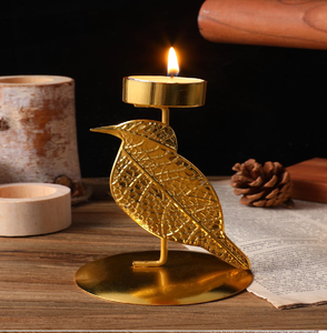 Portavelas decorativo con forma de pavo real dorado y un inserto de vidrio transparente. Centro de mesa radiante disponible a precios de mayorista. - Product Image 3