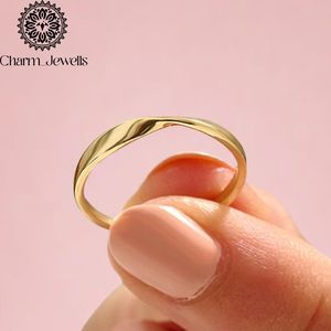 Bague de fiançailles pour femme Charm en argent 925 plaqué or 10K, moissanite taille coussin sertie à griffes, motif torsadé classique, certifiée IGI - Product Image 1