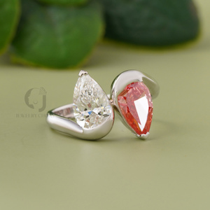 Bague Toi et Moi en or jaune 14 carats avec deux diamants de laboratoire de 1,34 carat, taille poire, rouge et blanc, bijou unique pour anniversaire - Product Image 1