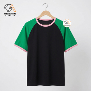 T-shirt en jersey 100 % coton doux avec logo brodé Alpha Kapa Sorority – Séchage rapide, respirant et écologique - Product Image 1