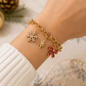 Bracelet de Noël pour femmes avec breloques flocon de neige et étoile, laiton plaqué or 18 carats, vente en gros personnalisée - Product Image 6