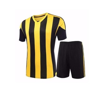 Conjunto de Uniforme de Fútbol Personalizado en Blanco y Negro, Diseño Moderno, con Rayas Blancas y Negras - Product Image 3