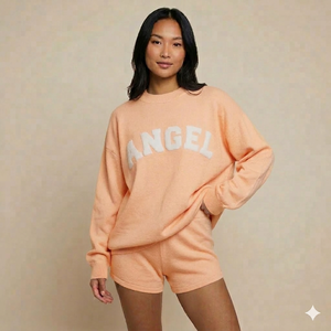 Conjunto de Camiseta de Cuello Alto y Pantalones Cortos para Mujer, Diseño Estructurado y un Distintivo Diseño de Dos Piezas - Product Image 1