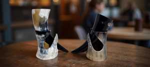 Mug à boire artisanal en corne de buffle avec support décoratif - Product Image 3