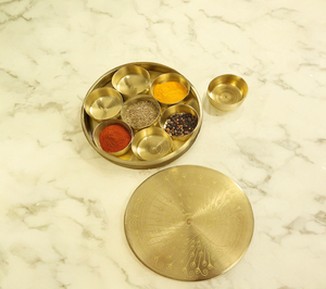 Boîte à masala en laiton de 5 pouces avec couvercle motif paon et sept compartiments, pour le rangement des épices, organiseur de cuisine, option cadeau - Product Image 1