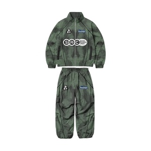 Conjunto Deportivo para Hombre, Estilo Americano, Chaqueta con Cierre y Cuello Alto, Pantalones Deportivos con Estampado Gráfico y Detalles en Contraste de Nailon - Product Image 4