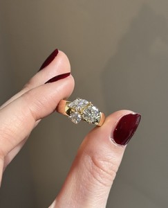 Bague de fiançailles demi-ronde à trois pierres avec 2 diamants de laboratoire ronds et marquise, 2 TCW - Product Image 1