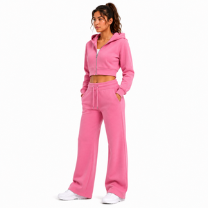 Ensemble de survêtement deux pièces pour femme avec logo personnalisé, comprenant un sweat à capuche court zippé et un pantalon large à taille élastique, idéal pour l'hiver et la mode. - Product Image 5