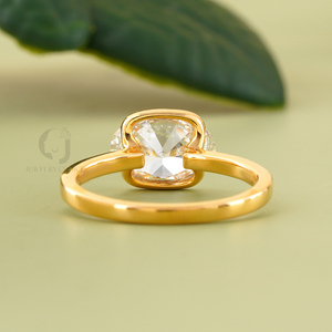 Bague de fiançailles solitaire moderne en or jaune 14 carats avec diamant ovale de laboratoire VVS DEF 2 carats serti clos, bijoux de mariage en or jaune - Product Image 4