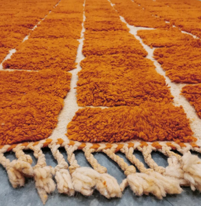 Alfombra de Nudos Marroquí de Lujo Moderna Naranja con Líneas Blancas de Lana, Hecha a Mano, Acolchada, Resistente a las Manchas, Antideslizante, de Pelo Alto de 0.5 Pulgadas de Grosor - Product Image 4