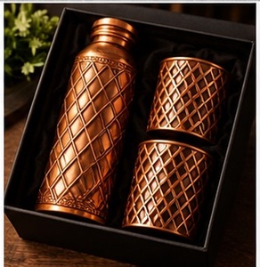 Juego de 3 Piezas de Botella de Agua de Cobre Artesanal con Diseño Acanalado y 2 Tazas con Tapa, Moderno y Portátil, en Caja de Regalo - Product Image 5