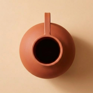 Vase à fleurs en terre cuite artisanal, doté d'un long col élégant et d'une poignée latérale moderne, pour une décoration intérieure raffinée. - Product Image 3