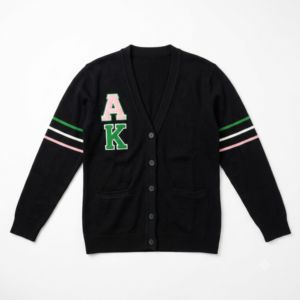 เสื้อคาร์ดิแกนไหมพรมคอวีสีดำชมพูสำหรับผู้หญิง รุ่นอัลฟ่า แบบสั่งทำพิเศษ แขนยาว พร้อมโลโก้ AKA สีเขียวและรายละเอียดป้ายปัก - Product Image 1