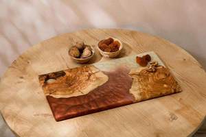 Planche à découper et plateau de service pour fromage en bois d'acacia naturel durable et résine époxy, épaisseur 2,0 cm, compatible lave-vaisselle, pour usage domestique et en restaurant - Product Image 5