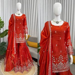 Conjunto de Fiesta Vintage TOP SHARARA DUPATTA JMC de Seda con Bordado Intrincado de Hilo y Lentejuelas - Product Image 4