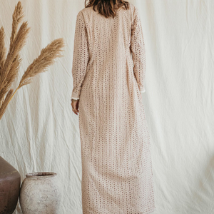 Vestido Largo Maxi de Algodón Orgánico Beige, Estilo Victoriano Romántico, Manga Larga, Tipo Kaftán con Botones - Product Image 2