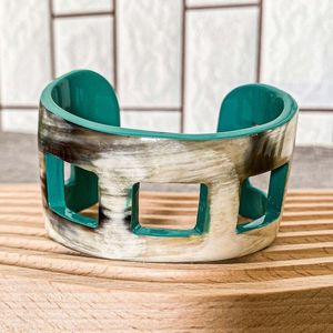 Bracelet de mariage artisanal moderne en corne de buffle naturelle polie, découpé au laser, écologique, toucher réel - Product Image 6
