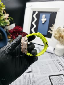 Montre Hip Hop analogique-numérique unisexe avec bracelet en caoutchouc jaune fluo et boucle et lunette argentées - Product Image 6