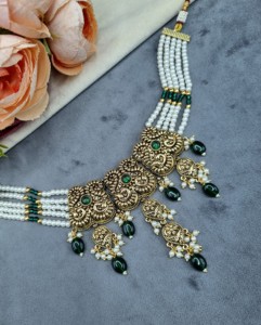 Collier ras-de-cou élégant en perles et pierres CZ avec boucles d'oreilles pendantes assorties et Tika pour le front – Parures de bijoux traditionnels de créateur - Product Image 5