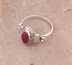 แหวนเงินแท้ประดับทับทิมธรรมชาติทรงกรอบแบบ Bezel สำหรับงานหมั้นและงานแต่งงาน เครื่องประดับดีไซน์หรูหราสไตล์วินเทจ - Product Image 5