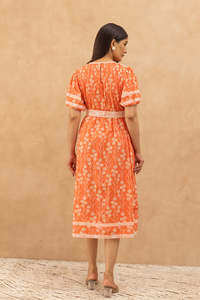 Vestido Midi de Algodón Estampado Naranja con Pliegues, Manga Corta, para Mujer, con Tela Ligera, Estilo Moderno y Ajuste Cómodo - Product Image 6