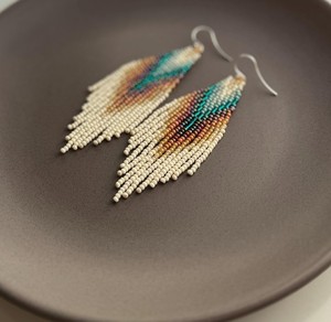 Pendientes de borlas bohemios artesanales étnicos coloridos al por mayor, pendientes largos de flecos con cuentas de arroz, suministros para abalorios - Product Image 1