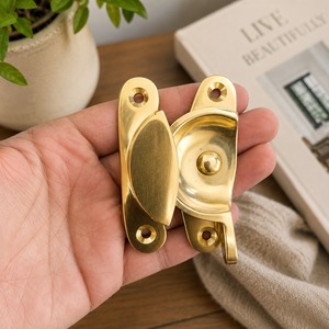 SHUBHAM - Cierre de ventana geométrico moderno de latón hecho a mano, con tornillo de montaje y cerradura dorada, para sala de estar y regalos de inauguración de casa - Product Image 6