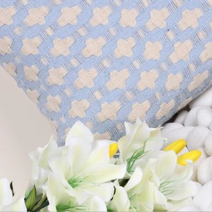 Funda de Cojín Cuadrada de Algodón 100% con Cierre de Cremallera, Tejida a Mano, Bordada, con Textura Moderna, Rayas Azules y Marfil, con Flecos - Product Image 2