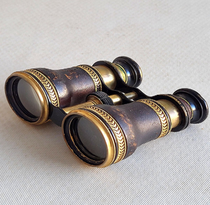 Binoculares de estilo vintage forrados en cuero con detalles en latón y adornos decorativos en oro. Disponible a precios de mayorista. - Product Image 1